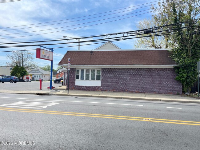 Building Photo - 304-306 Main St