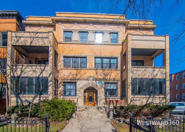 Building Photo - 844 W Lakeside Pl