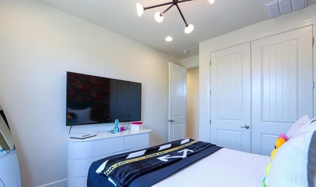 Building Photo - 948 W Yosemite Dr