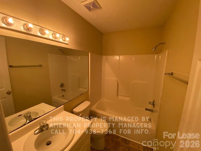 Building Photo - 1906 Ln St