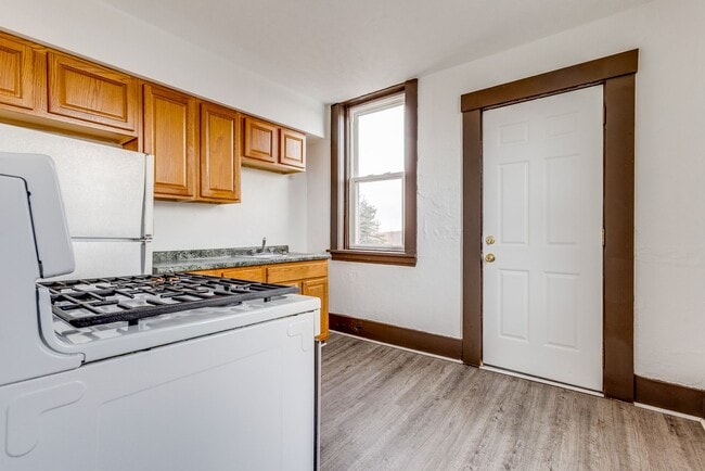 Building Photo - 466 Hays Ave