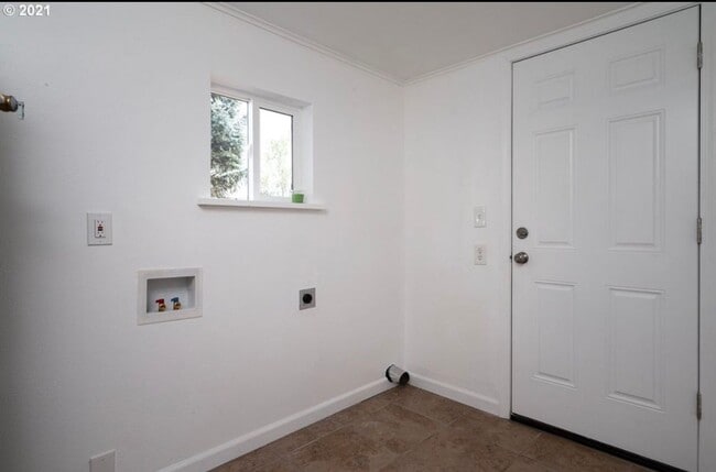 Building Photo - Beautiful 3 bd, 1 bath open kitchen/living, large yard, walk through video.