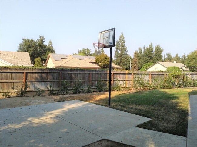 Building Photo - 553 W Fallbrook Ave