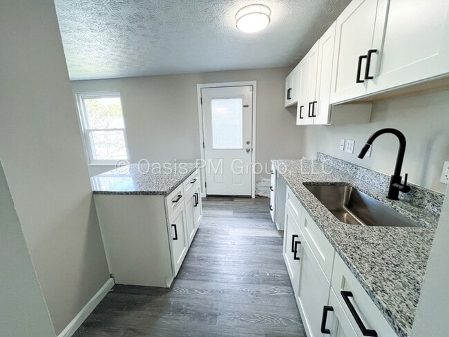 Building Photo - 912 Tellega Ave