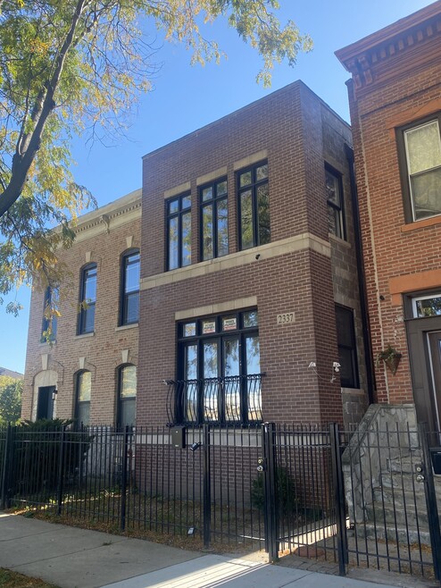 Building Photo - 2337 W Maypole Ave
