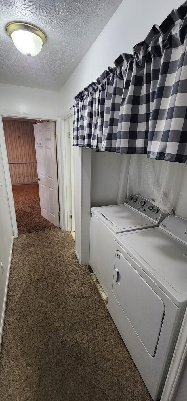 Building Photo - 2 Bedrooms Basement Penn Laird