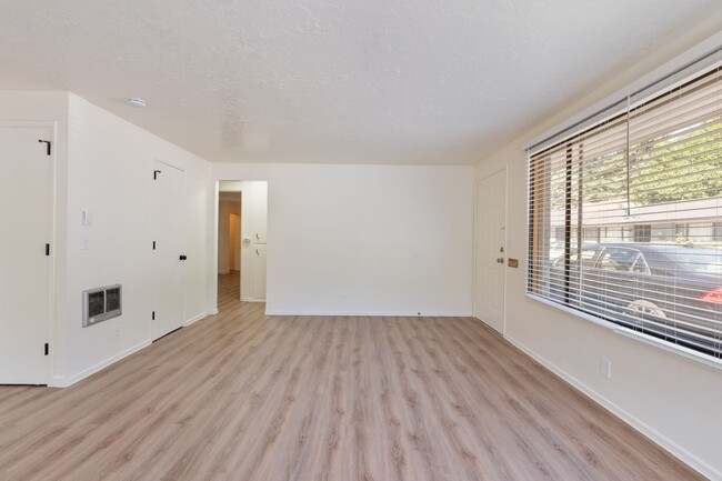 Building Photo - Renovated 2BR in Milwaukie