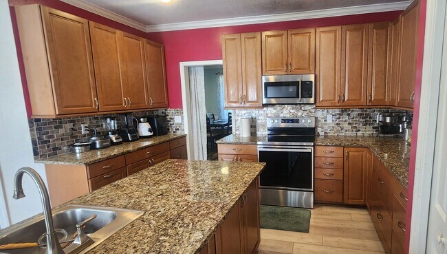 Building Photo - Beautiful, well-maintained 3-bedroom, 2-bathroom home