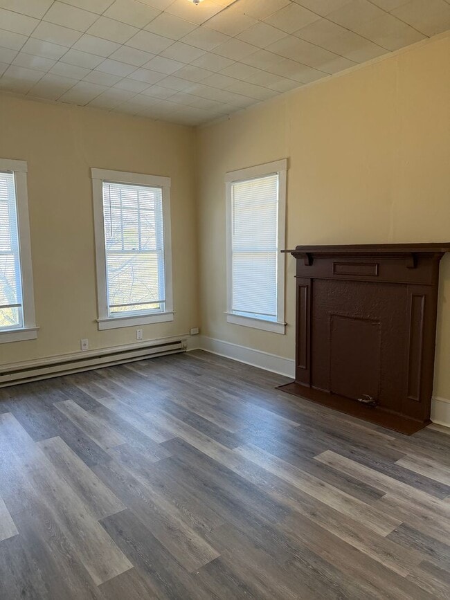 Building Photo - Historic Highland Charm – Beautifully Refurbished Upstairs Unit for Lease