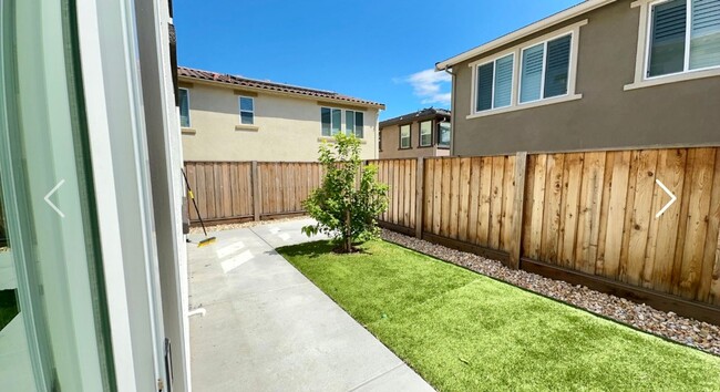 Building Photo - Gorgeous Nearly New Home With 4 Bed, 2.5 b...