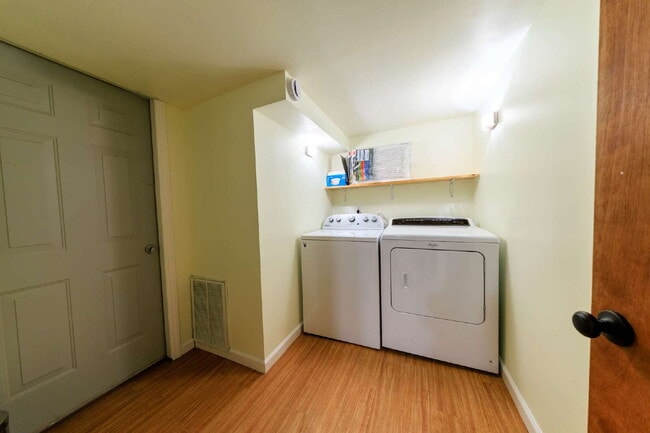 Building Photo - NOW AVAILABLE!  Charming East Nashville Bungalow for Lease!