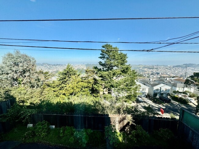 Building Photo - Updated Upstairs 3Bed/2Ba Home in Daly City with Views!