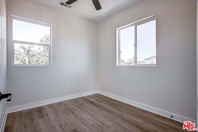 Building Photo - 624 W 83rd St