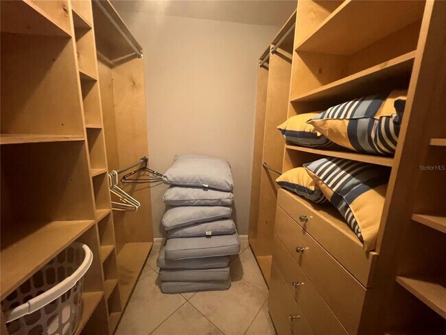 Building Photo - 681 Verona St