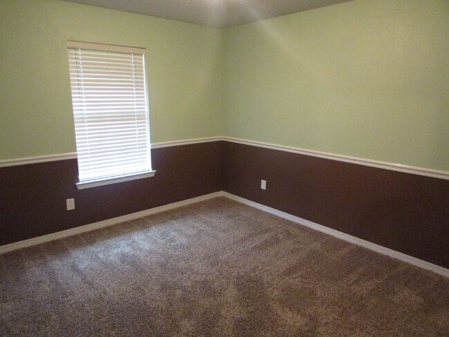 Building Photo - 3-Bed, 2-Bath Brick Home in Robin’s Ridge – Vaulted Ceilings, Fireplace, Eat-In Kitchen, Large Pr...