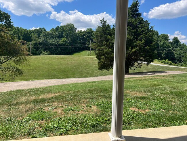 Building Photo - Stunning One Level Home located in central Johnson City!  