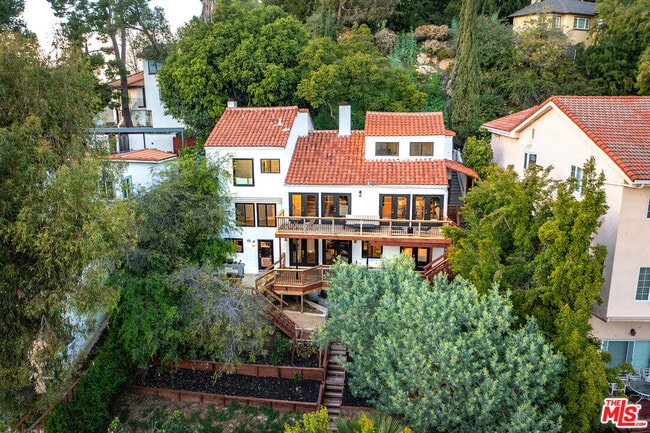 Building Photo - 3323 N Knoll Dr