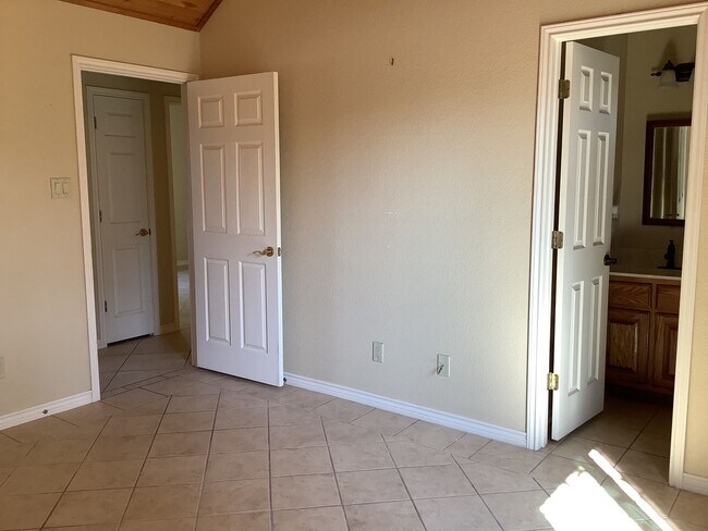 Building Photo - 409 S Rhomberg St