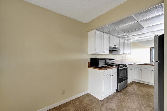 Building Photo - 12 Royal Palm Way