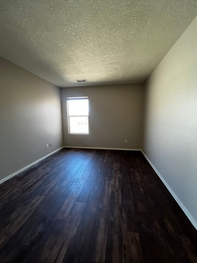 Building Photo - Beautiful 3 bedroom 2 bathroom home.