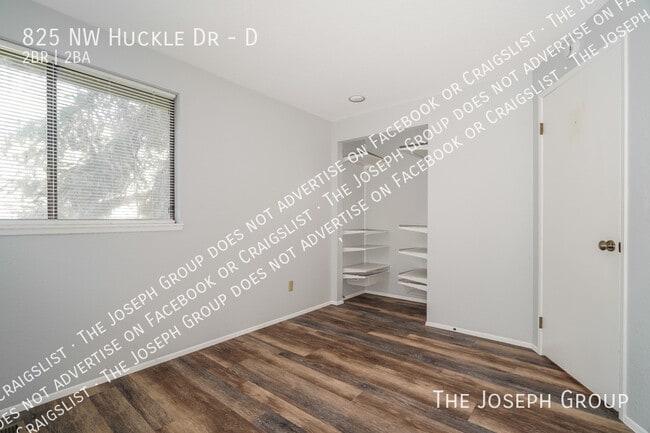 Building Photo - 825 NW Huckle Dr