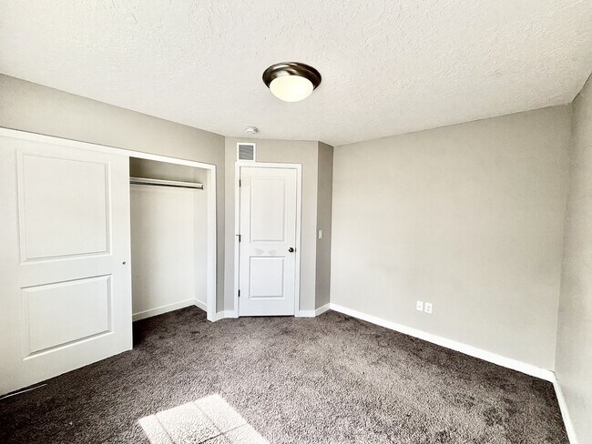 Building Photo - 153 E Brushy Canyon St