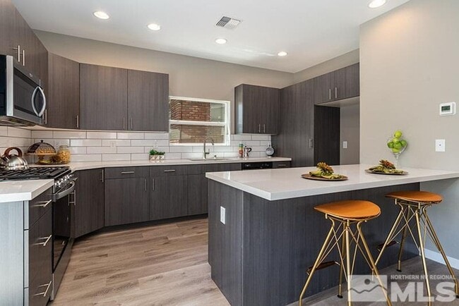 Building Photo - Modern Midtown Living