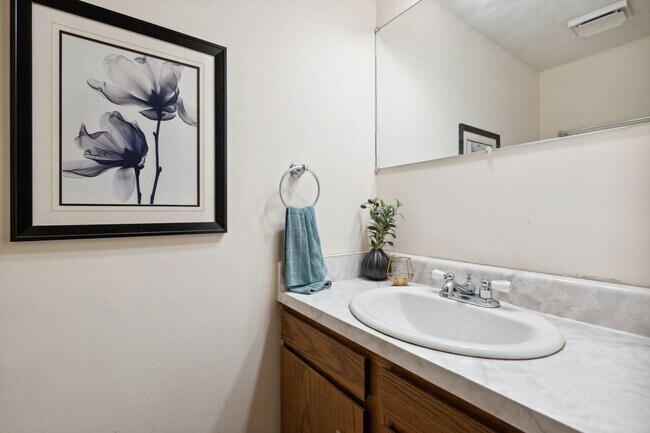 Building Photo - 3 bedroom home close to Duke Avaialble Ear...