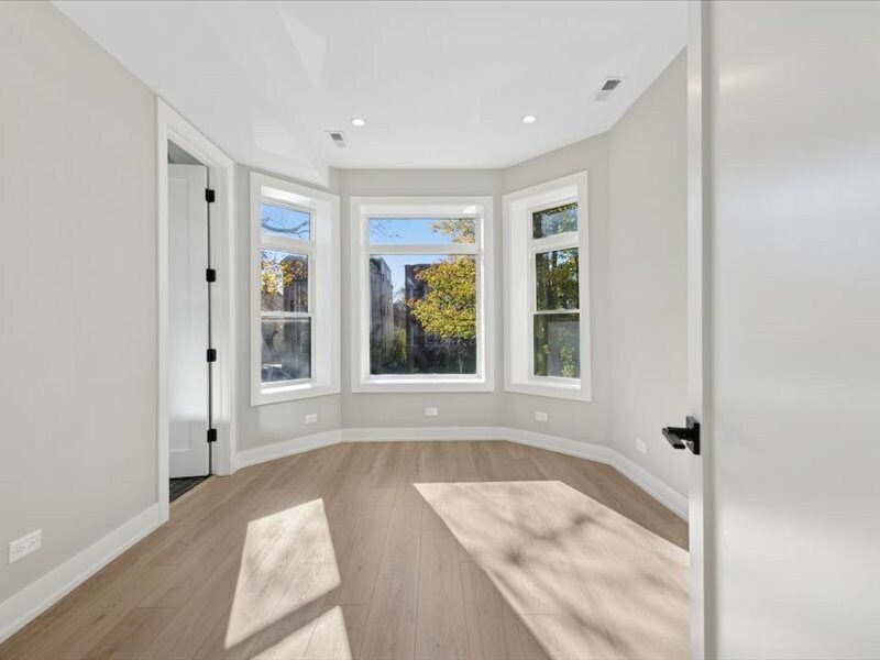 Building Photo - 2818 W Fletcher St