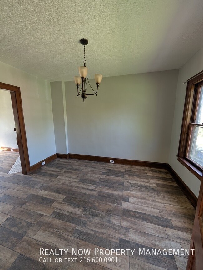 Building Photo - 1313 W 93rd St