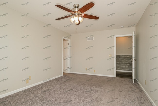 Building Photo - 423 Stonewater Dr