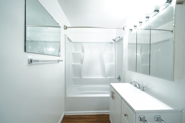 Building Photo - 220 Lilac Ct