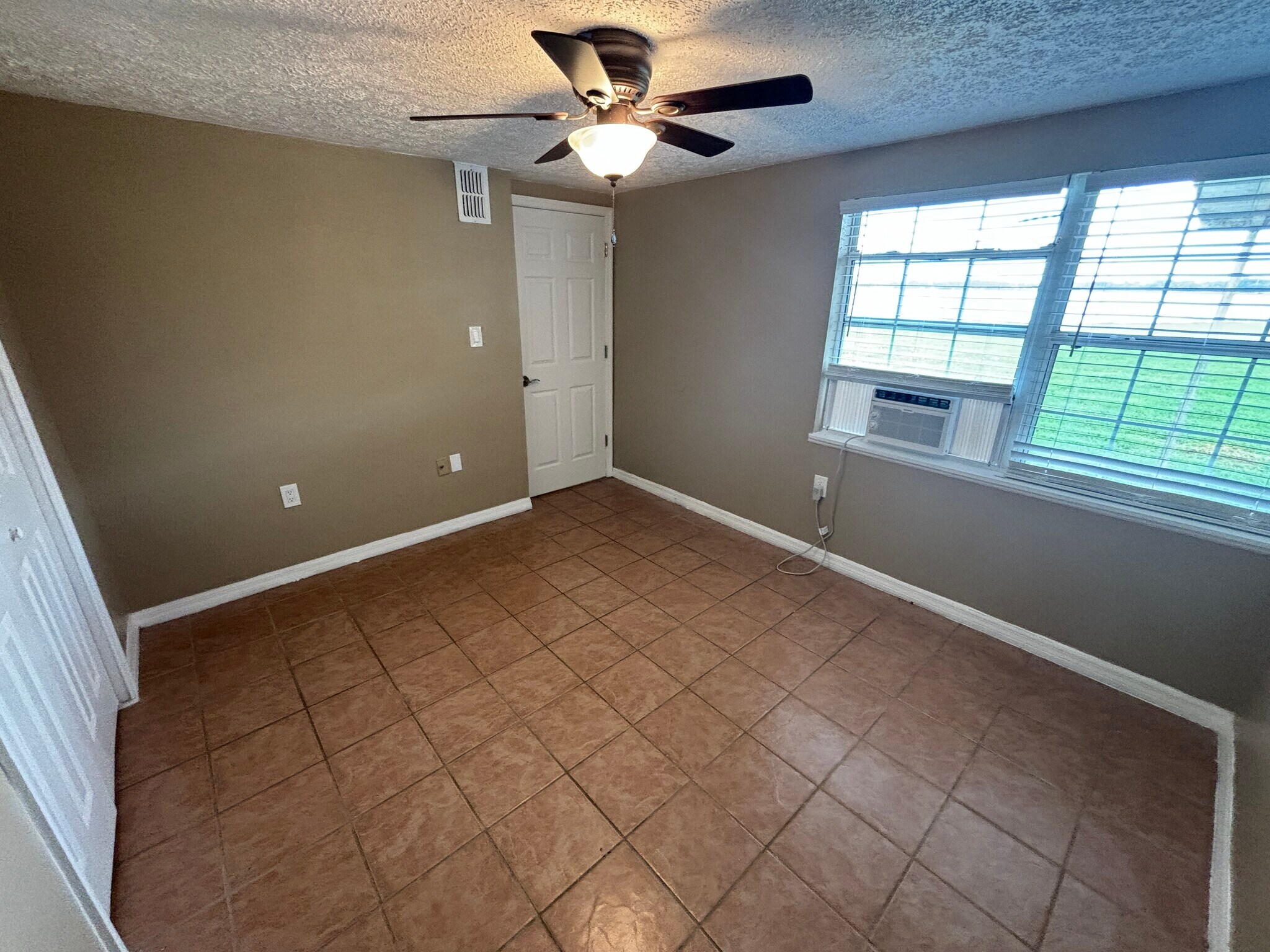 Building Photo - 1207 W Pierce St