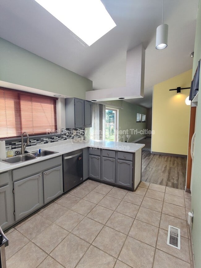 Building Photo - 1607 Putnam St