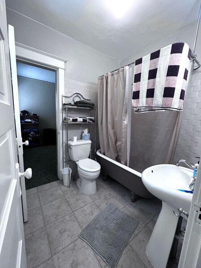 Building Photo - 17 E 6th St