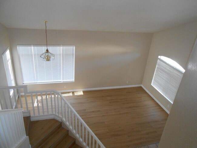 Building Photo - Great 2 Story Home in the NW