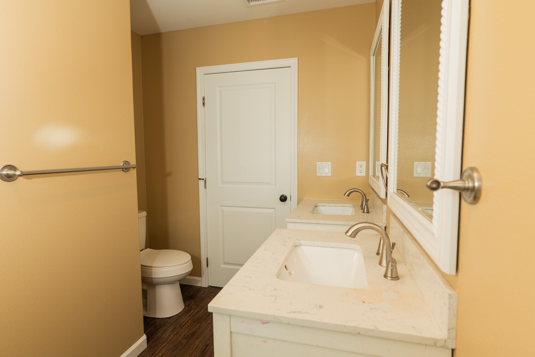 Master bathroom - 938 S Bernal Ave