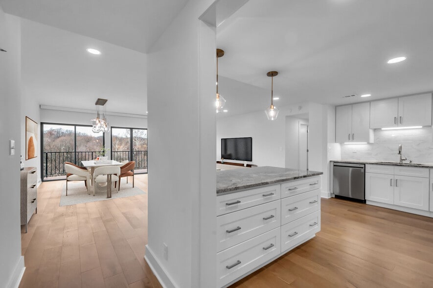 Building Photo - 6666 Brookmont Ter