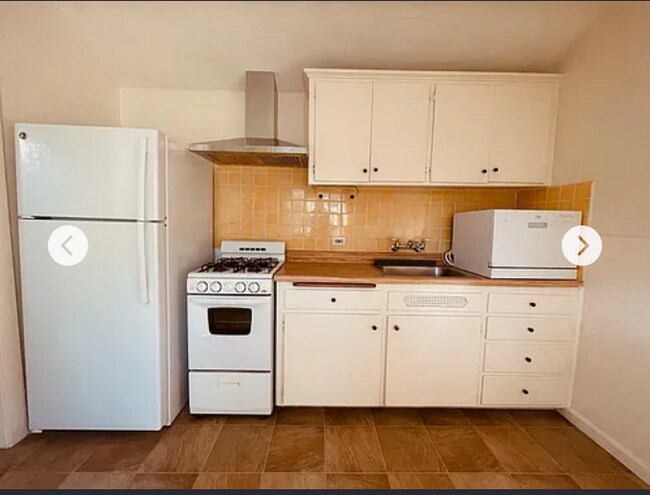 Full kitchen - 2423 Roosevelt Ave
