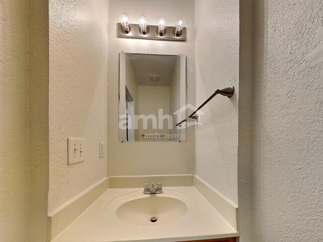 Building Photo - 6202 Roseborough Dr