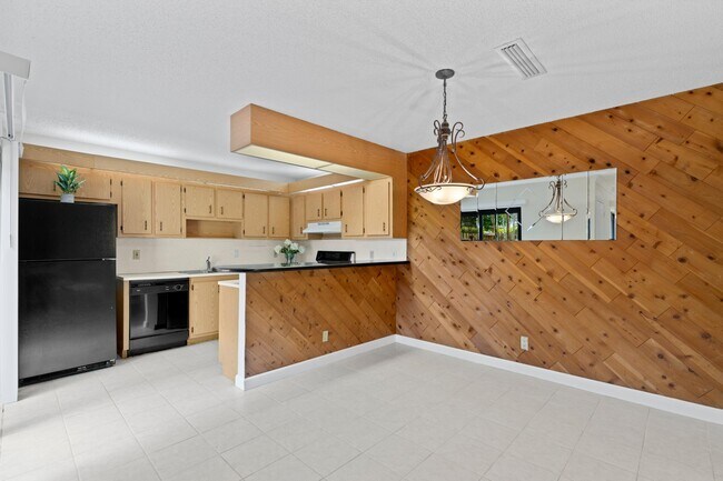 Building Photo - 2327 Waterside Dr