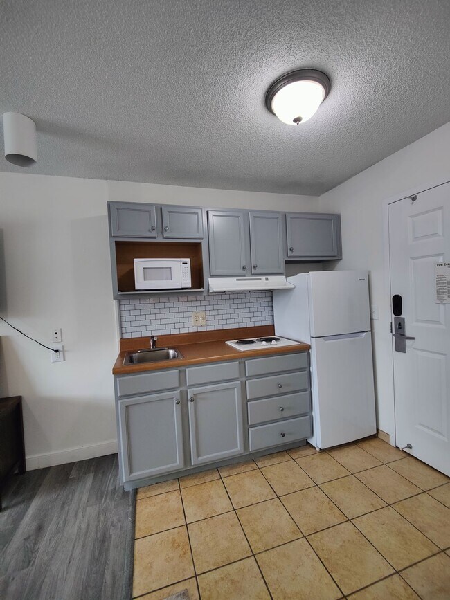Building Photo - FIRST MONTH FREE- STUDIO APT- Available 1/1/2026