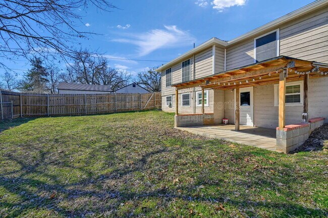 Building Photo - 1624 S Fannin Ave