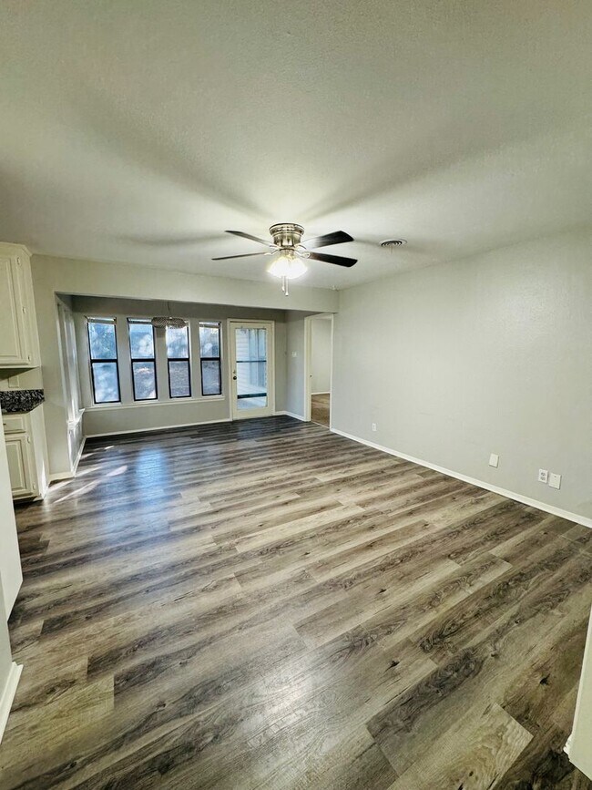 Building Photo - Quiet Wooded Home