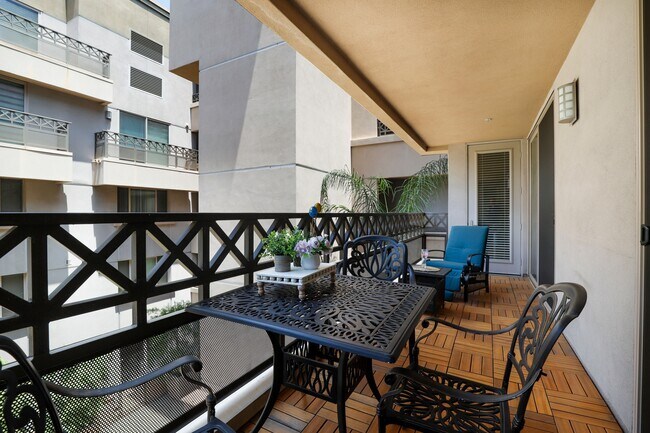 Building Photo - 931 E Walnut St