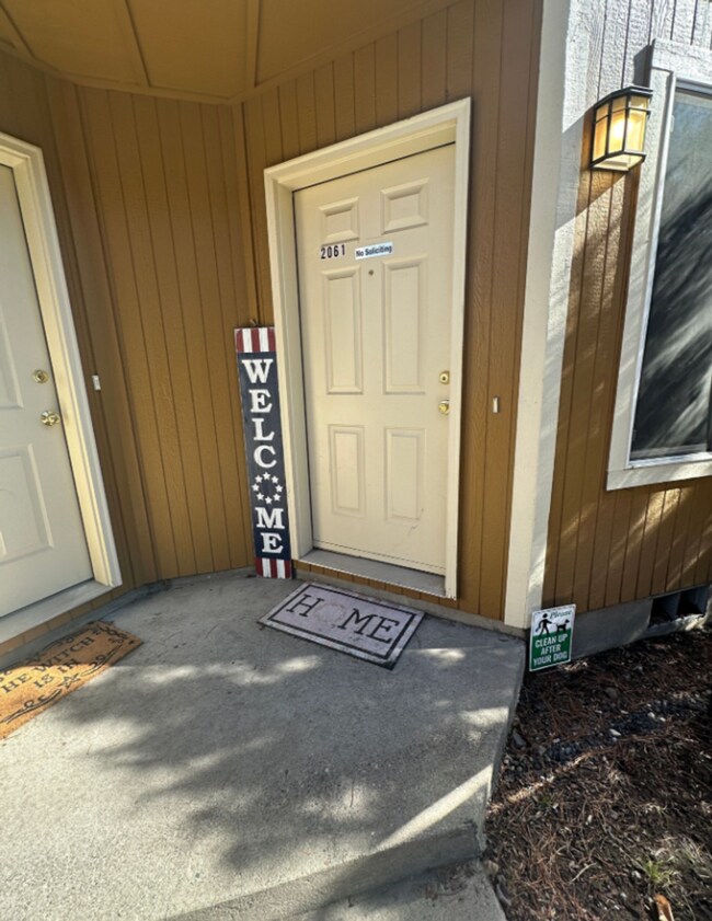 Building Photo - 2 Bed/1.5 Bath Unit in Triplex with Single...
