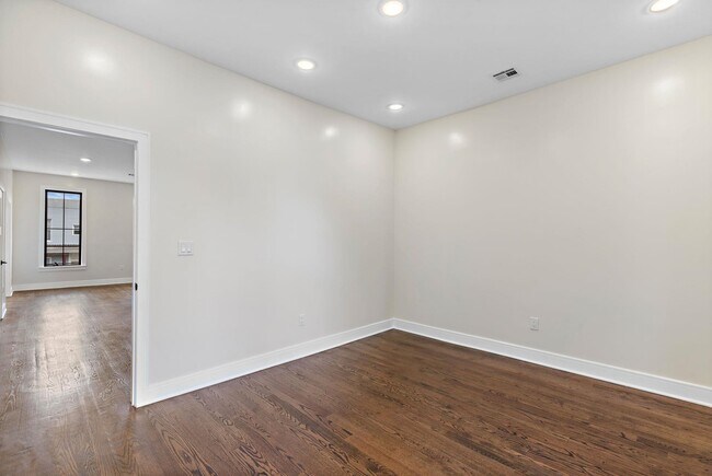 Building Photo - 133 Hutton St