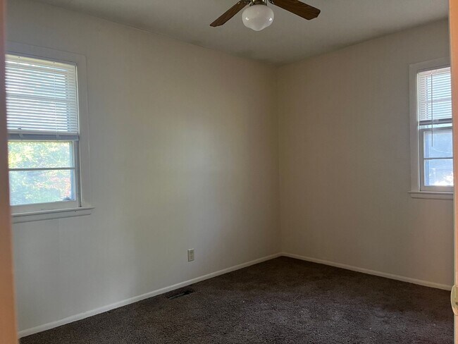 Building Photo - 3 BEDROOM 1 FULL BATH HOME WITH LIVING ROOM & REC ROOM, SINGLE GARAGE AND LARGE BACKYARD