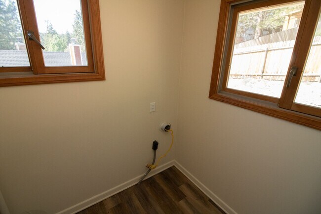 Building Photo - Spacious Three Bedroom