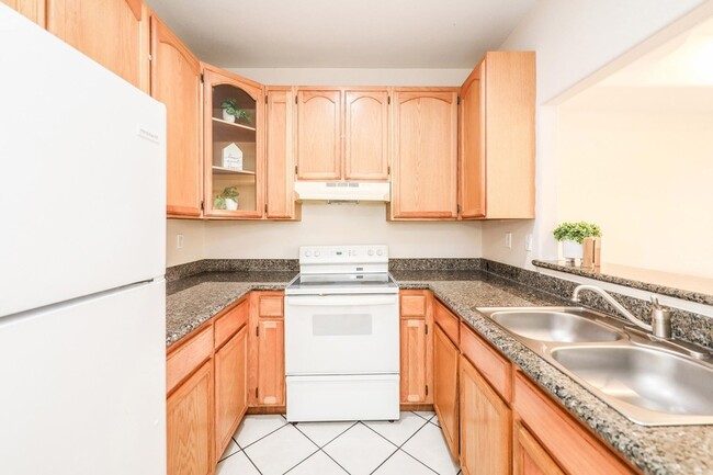 Building Photo - 1000 Ranchway Dr
